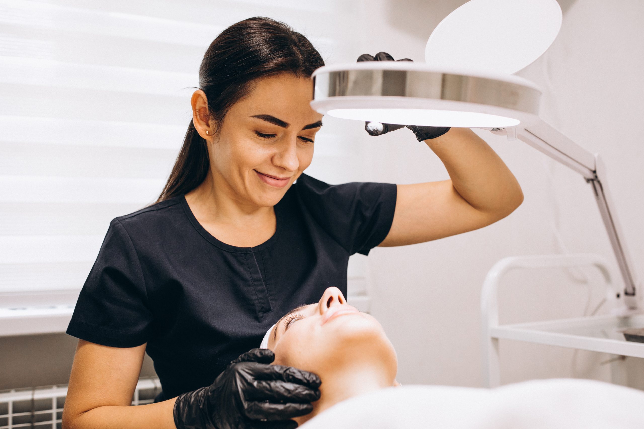Cosmetología vs. Cosmiatra: La Guía Definitiva para Entender el Cuidado de la Piel